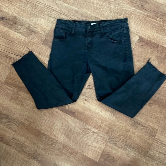 KanCan black jeans with frayed bottom.  Size 31 - Picture 1 of 10